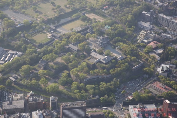 「平成２８年熊本地震に関する情報」より当サイトで縮小して転載。（源写真：http://saigai.gsi.go.jp/1/H28_kumamotojishin/kumamoto0415/naname/qv/5A1A6378-qv.JPG）