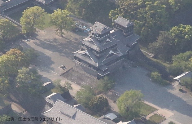 「平成２８年熊本地震に関する情報」より当サイトで加工して転載。（写真転載元：http://saigai.gsi.go.jp/1/H28_kumamotojishin/kumamoto0415/naname/qv/5A1A6378-qv.JPG）