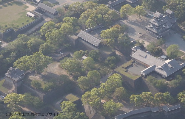 「平成２８年熊本地震に関する情報」より当サイトで加工して転載。（写真転載元：http://saigai.gsi.go.jp/1/H28_kumamotojishin/kumamoto0415/naname/qv/5A1A6378-qv.JPG）